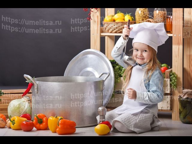 малыш на кухне
