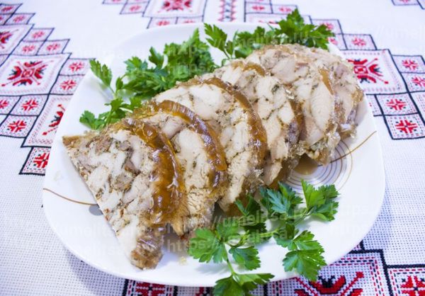 куриный рулет с желатином в пластиковой бутылке