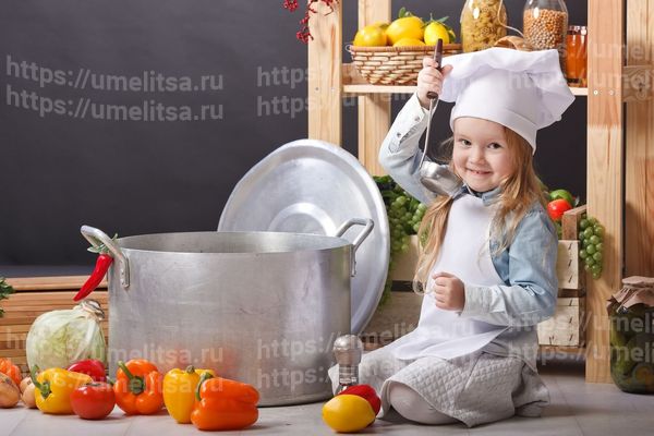малыш на кухне