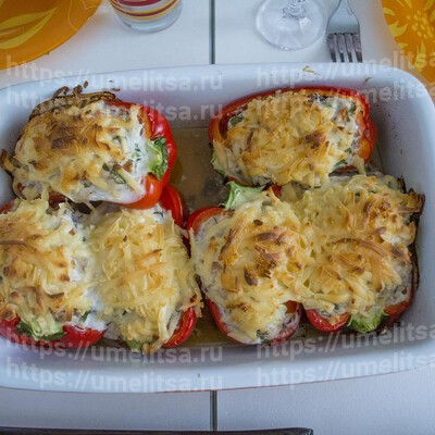 Лодочки из болгарского перца, фаршированные куриной грудкой и запеченные под сыром