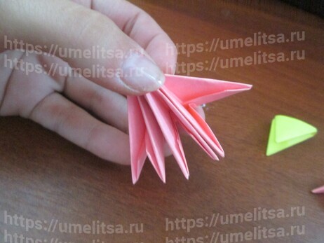 Клубничка в технике модульное оригами