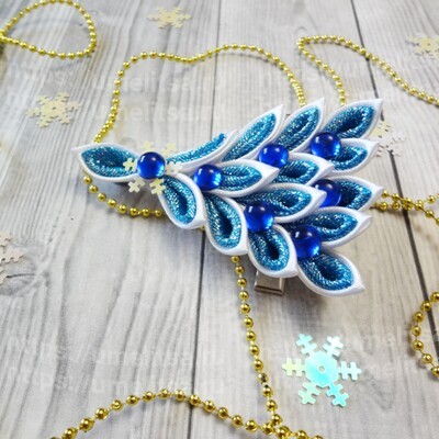 Праздничный зажим для волос - елочка канзаши