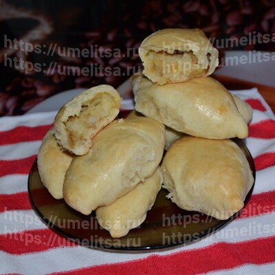 Выпечка из дрожжевого теста. Пирожки с картошкой и сосисками.