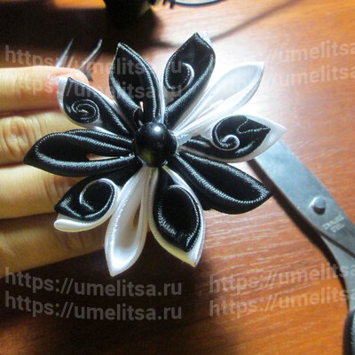 Изящный черно-белый бантик на резинке в технике канзаши