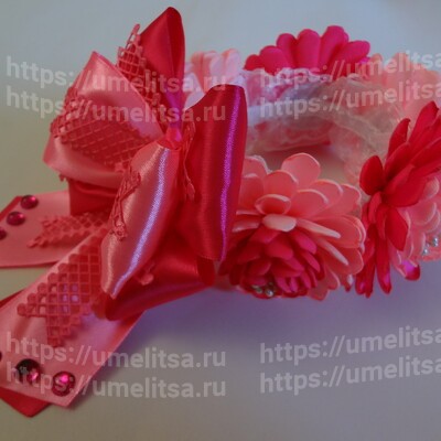 Нарядная резинка с розовыми хризантемами канзаши и бантом