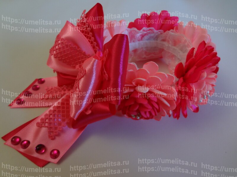 Нарядная резинка с розовыми хризантемами канзаши и бантом