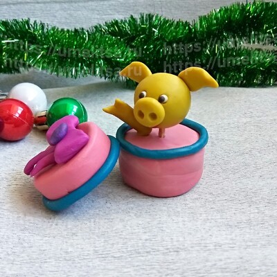 Свинка в подарочной коробке из пластилина