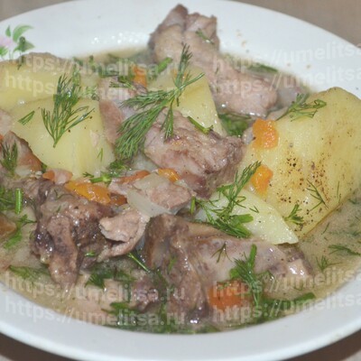 Свиные ребрышки, тушенные с картошкой