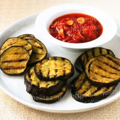 Баклажаны барбекю с острым томатным соусом