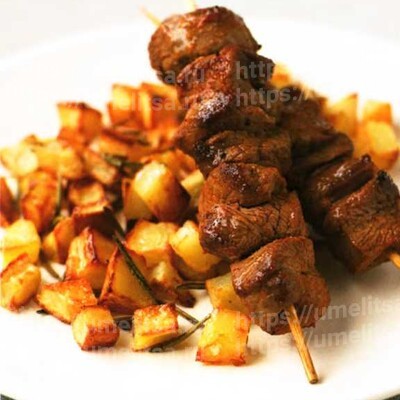 Баранина на шпажках с хрустящим картофелем и розмарином