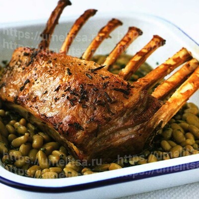 Баранья корейка с фасолью флажолет и зеленью