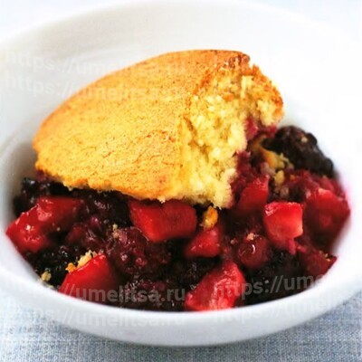 Бисквит с ежевикой и яблоком