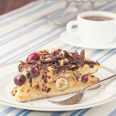 Бисквит с клюквой и сгущенным молоком