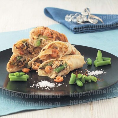 Блинчики с морепродуктами и лапшой