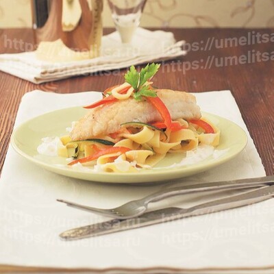 Филе судака с яичной лапшой в сливочно-луковом соусе