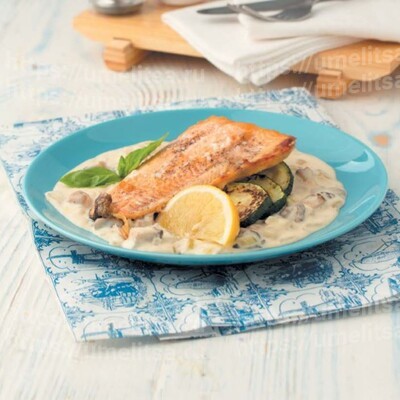 Горбуша с цукини и грибным соусом