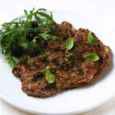 Говяжьи эскалопы с анчоусами, каперсами и маслинами