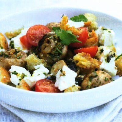 Грибы барбекю с хлебом, помидорами и сыром фета