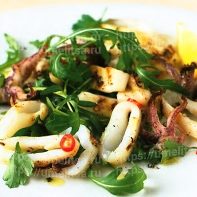 Кальмар барбекю с салатом из руколы