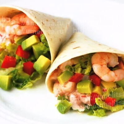 Коктейльные кулечки с креветками, авокадо, майонезом и красным перцем