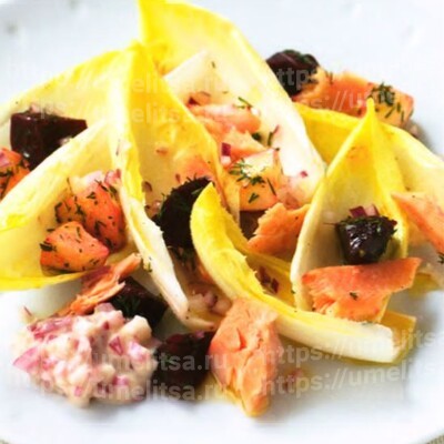 Копченая форель с приправой из свеклы, яблок и укропа