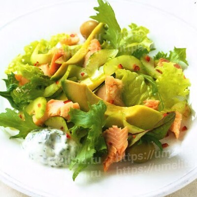 Копченая форель с солеными огурчиками и мятным йогуртом