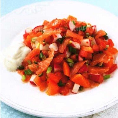 Копченая семга с редисом и заправкой из пряного йогурта