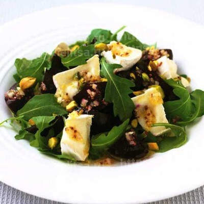 Козий сыр со свеклой и фисташками