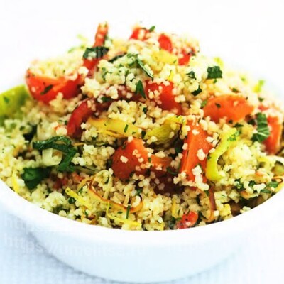 Кускус с перцами барбекю и луком пореем