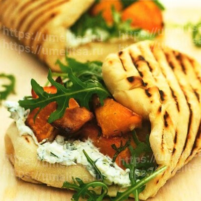 Лепешки пьядине с жареной тыквой, руколой и укропом