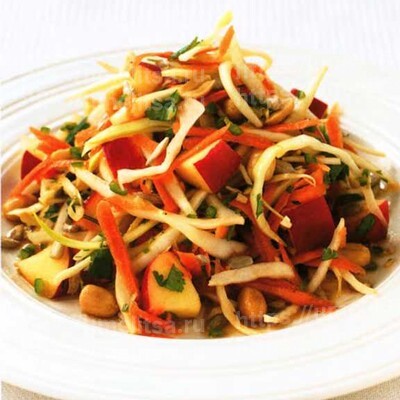 Морковь и шинкованная капуста с арахисом