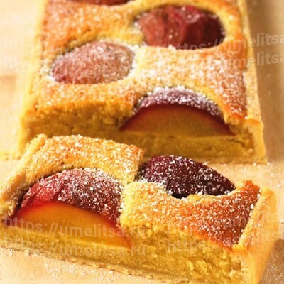 Открытый пирог с миндалем и персиками