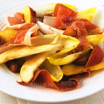 Пармская ветчина с грушей, нектарином и эндивием