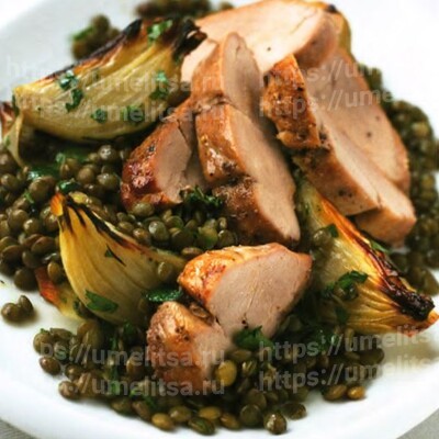 Печеная свиная вырезка с сидром и чечевицей