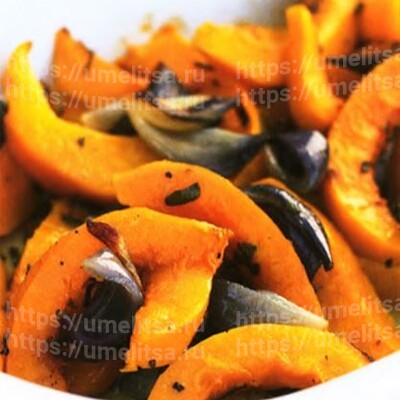 Печеная тыква с шалфеем и луком