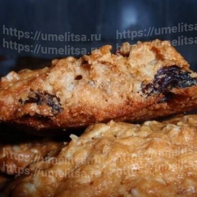 Мягкое печенье из овсяных хлопьев и изюмом