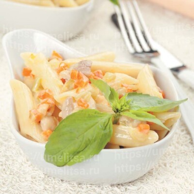 Пенне с курицей и овощами в сливочном соусе