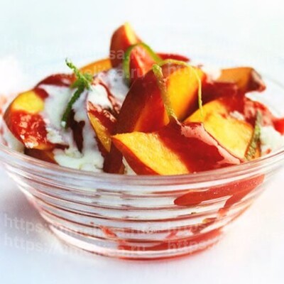 Персики с меренгой и малиновым соусом