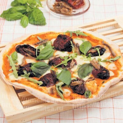 Пицца с анчоусами и вялеными помидорами