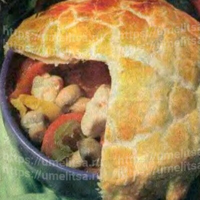 Куриное рагу под слоеным тестом