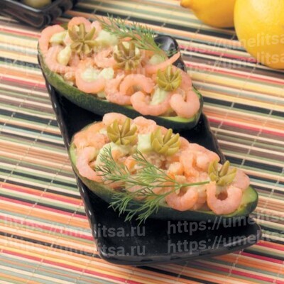 Салат с креветками в авокадо
