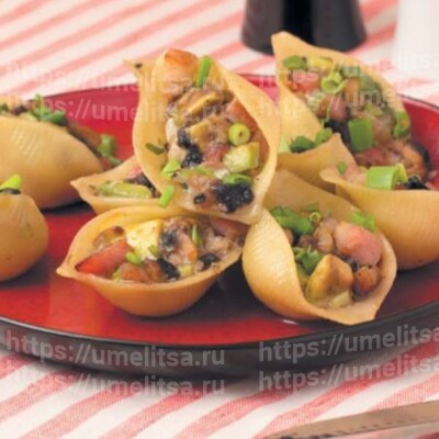 Салат в ракушках с авокадо, грибами и бужениной