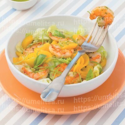 Салат с персиками и тигровыми креветками