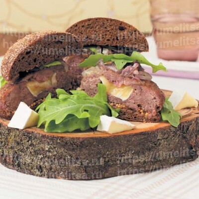 Бургеры с сыром бри и луком-шалотом