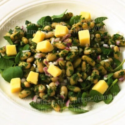 Салат из фасоли и копченого сыра