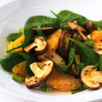 Салат из грибов ассорти, шпината и апельсинов