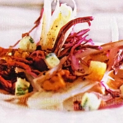 Салат из красной капусты с грецкими орехами, сыром и гренками