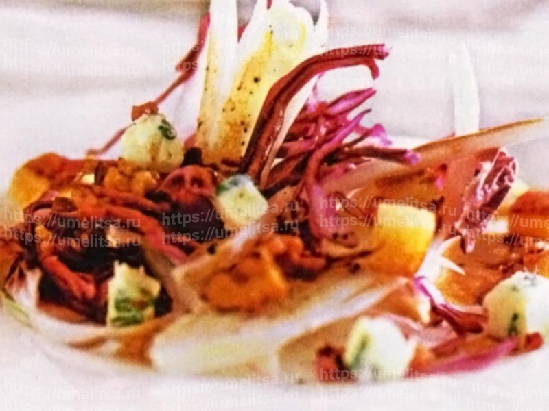 Салат из красной капусты с грецкими орехами, сыром и гренками