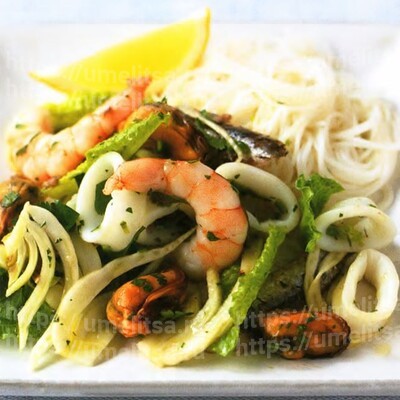 Салат из морепродуктов и фенхеля с анчоусной заправкой