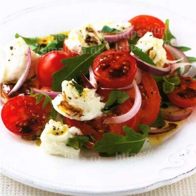 Салат из помидоров, красного лука и моцареллы